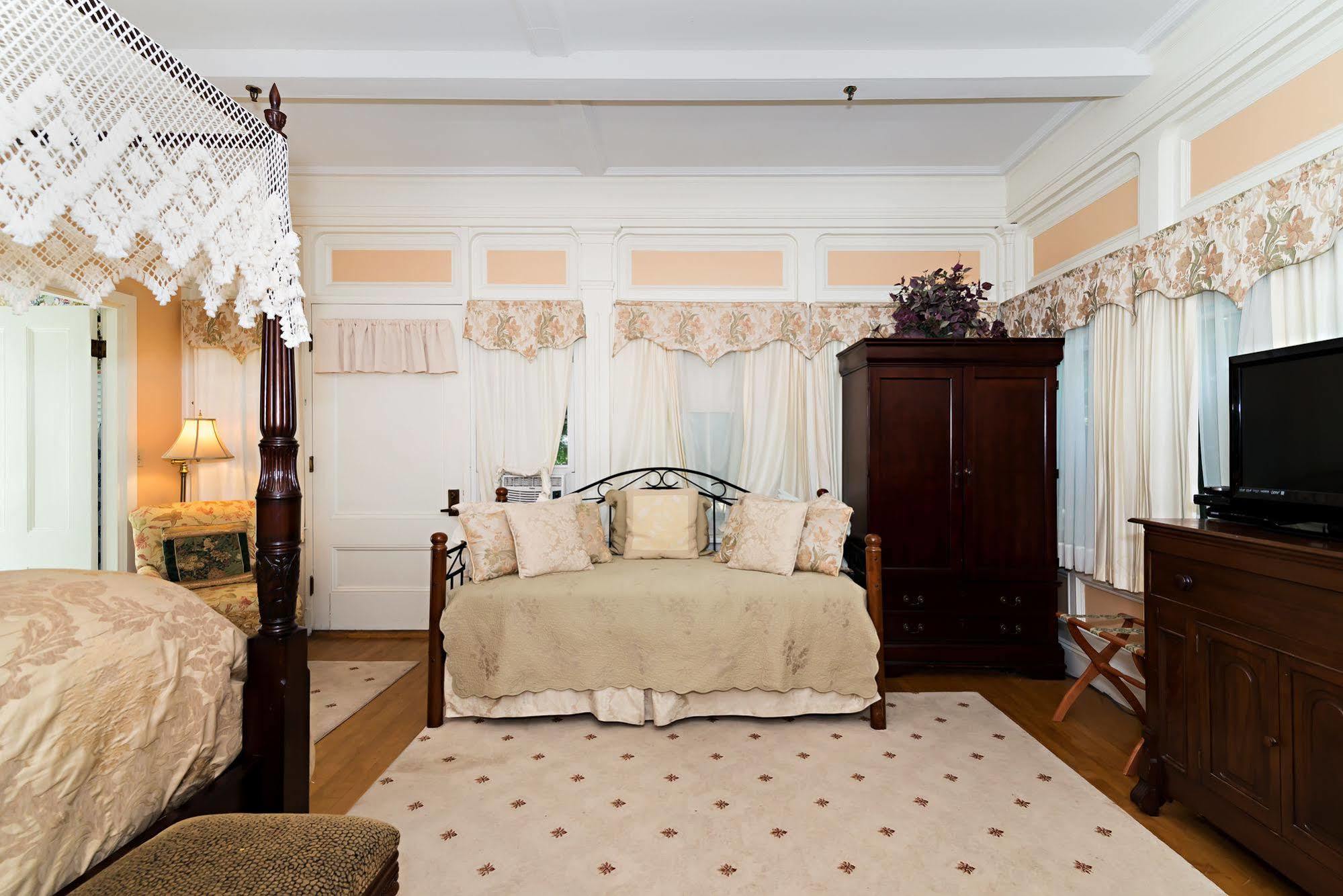 Silver Fountain Inn Доувър Екстериор снимка